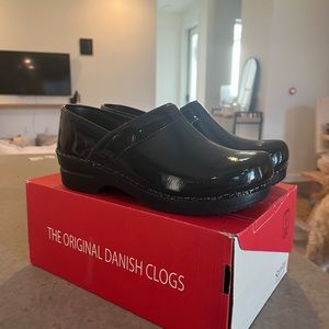 NWT Sanita hospital clogs.